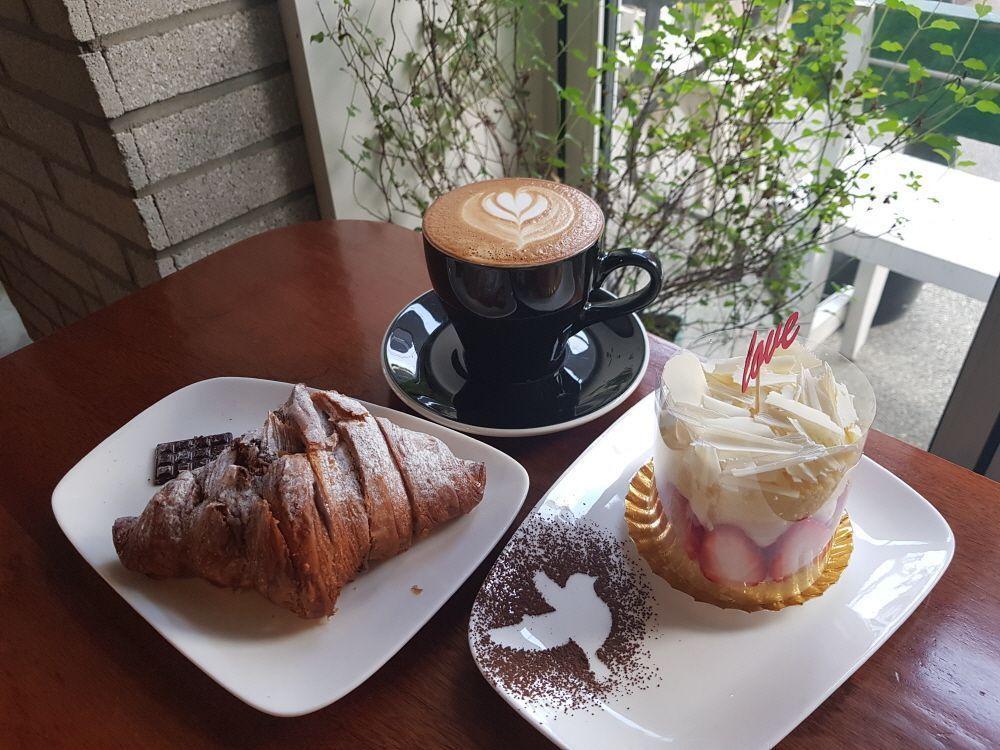 合井Humming Bella咖啡廳內供應的新鮮手工甜點，選用天然材料，提供健康又美味的選擇。